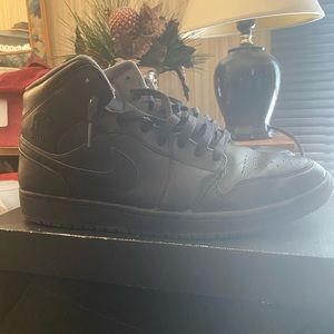 Jordan 1 Mid Triple Black